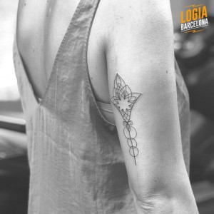 tatuaje-brazo-mandala-lineal-logia-barcelona-ferran-torre 